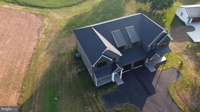 29 LAUSCH RD, Denver, PA 17517