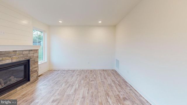 29 LAUSCH RD, Denver, PA 17517