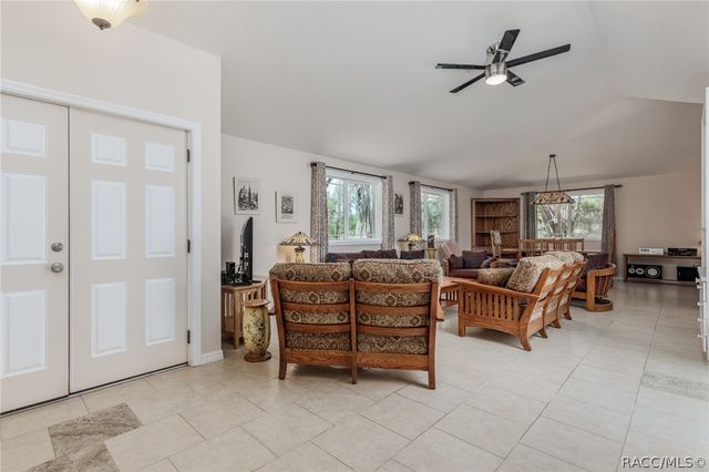 8977 W Emerald Oaks Drive, Crystal River, FL 34428