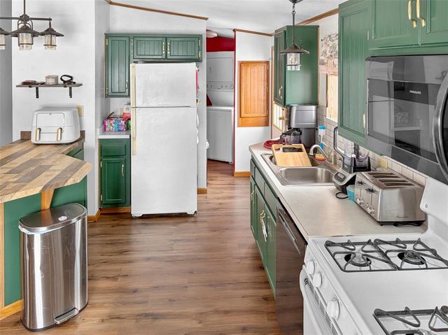 124 W 8th Avenue, Stanley, WI 54768