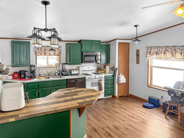 124 W 8th Avenue, Stanley, WI 54768
