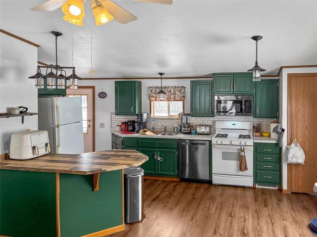 124 W 8th Avenue, Stanley, WI 54768