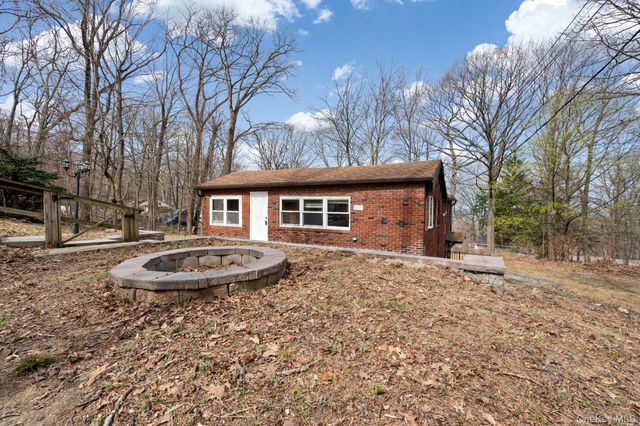 4 Woodland Circle N, Monroe, NY 10950