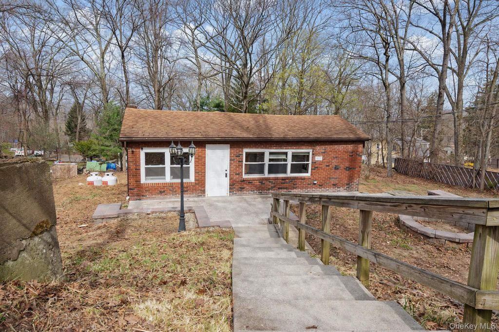 4 Woodland Circle N, Monroe, NY 10950