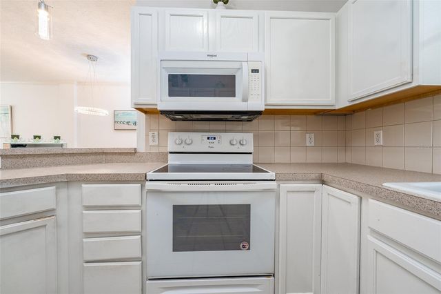 2118 GOLDEN OAK LN, Valrico, FL 33594