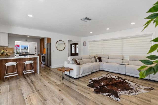 7327 Sabal Dr, Miami Lakes, FL 33014
