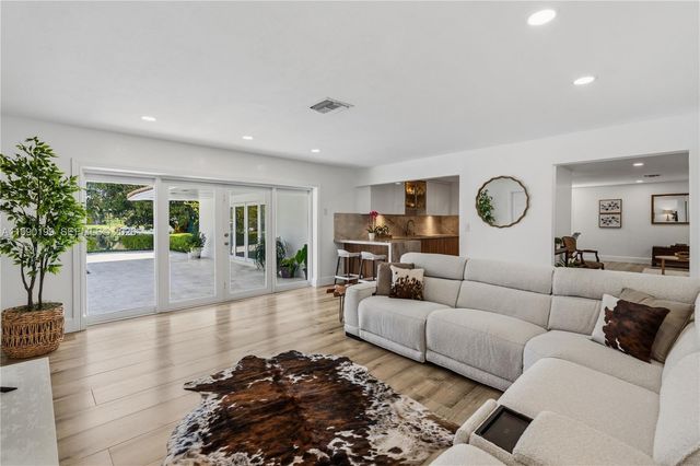 7327 Sabal Dr, Miami Lakes, FL 33014