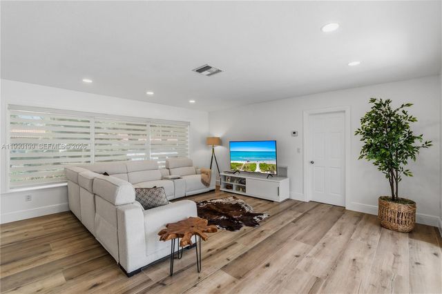 7327 Sabal Dr, Miami Lakes, FL 33014