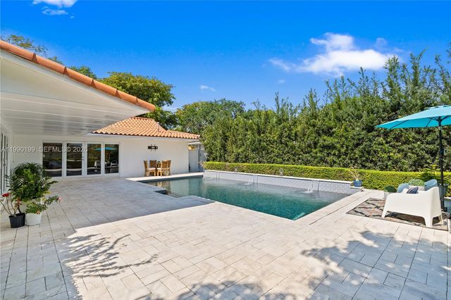 7327 Sabal Dr, Miami Lakes, FL 33014