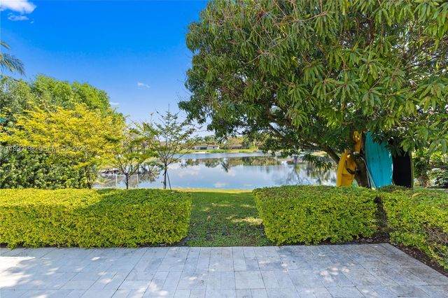 7327 Sabal Dr, Miami Lakes, FL 33014