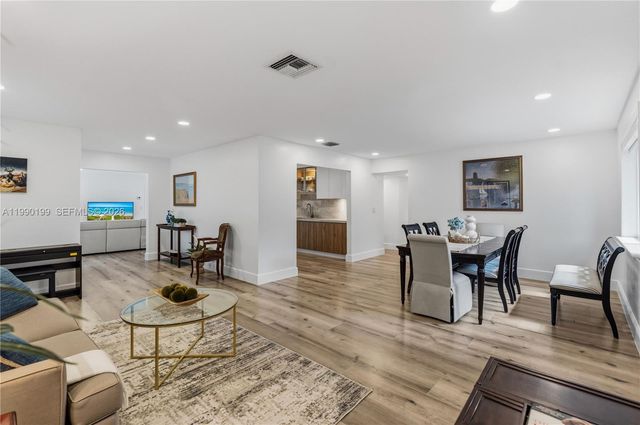 7327 Sabal Dr, Miami Lakes, FL 33014