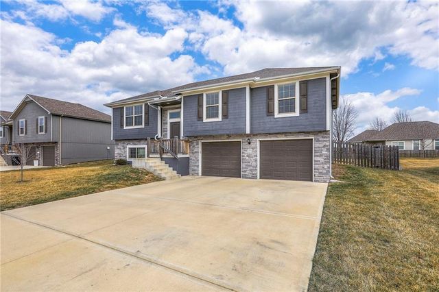 905 Chickadee Drive, Oak Grove, MO 64075