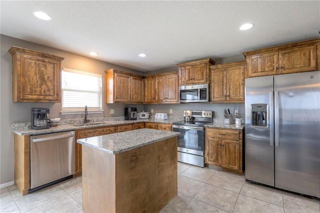 905 Chickadee Drive, Oak Grove, MO 64075