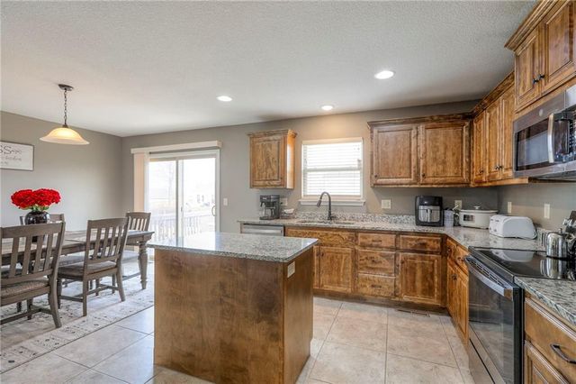 905 Chickadee Drive, Oak Grove, MO 64075