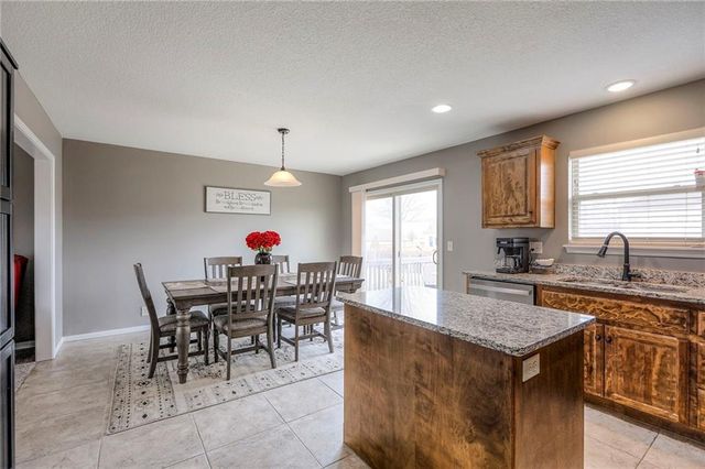 905 Chickadee Drive, Oak Grove, MO 64075