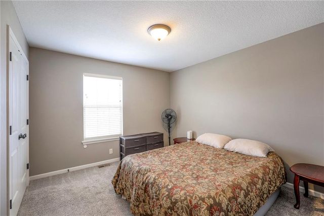 905 Chickadee Drive, Oak Grove, MO 64075