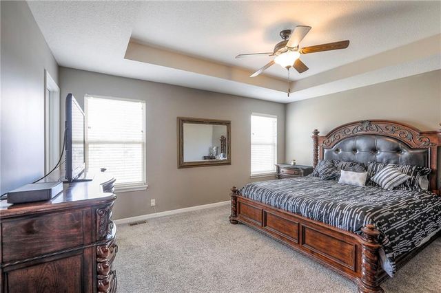 905 Chickadee Drive, Oak Grove, MO 64075