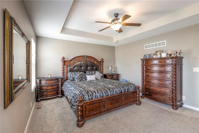 905 Chickadee Drive, Oak Grove, MO 64075