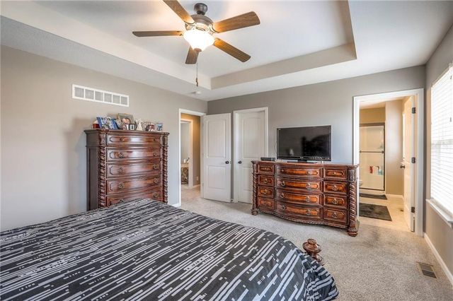 905 Chickadee Drive, Oak Grove, MO 64075