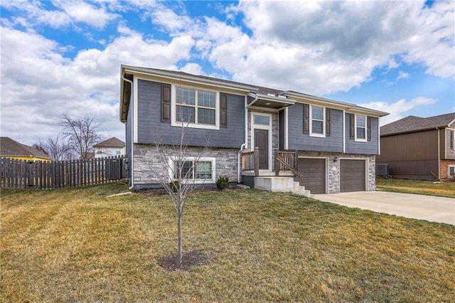 905 Chickadee Drive, Oak Grove, MO 64075