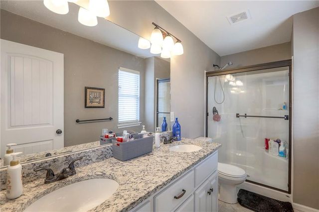 905 Chickadee Drive, Oak Grove, MO 64075