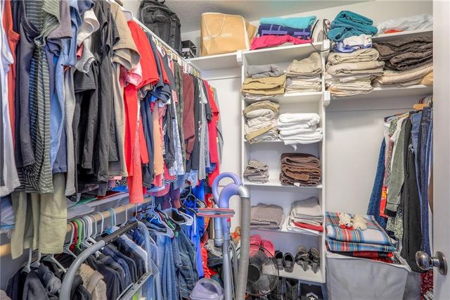 905 Chickadee Drive, Oak Grove, MO 64075