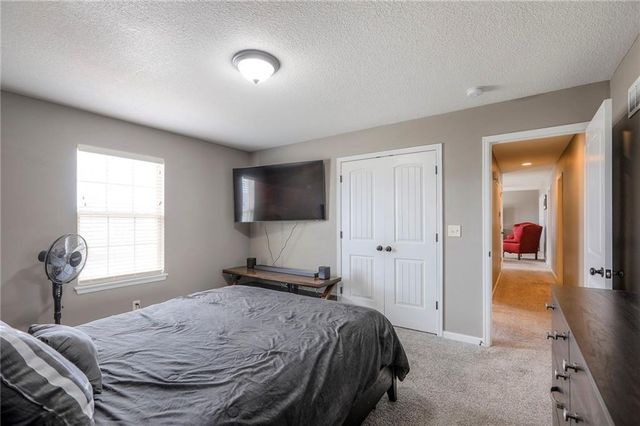 905 Chickadee Drive, Oak Grove, MO 64075