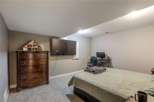 905 Chickadee Drive, Oak Grove, MO 64075