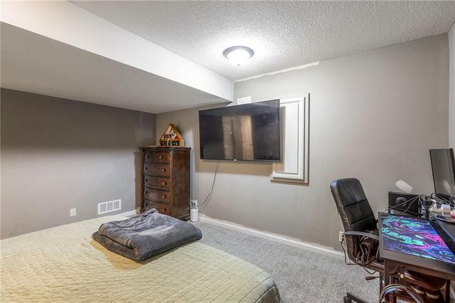 905 Chickadee Drive, Oak Grove, MO 64075