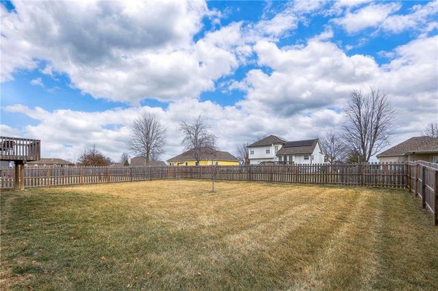 905 Chickadee Drive, Oak Grove, MO 64075