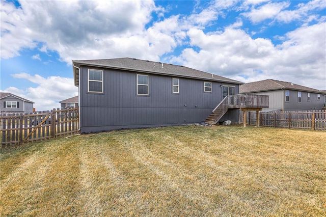 905 Chickadee Drive, Oak Grove, MO 64075