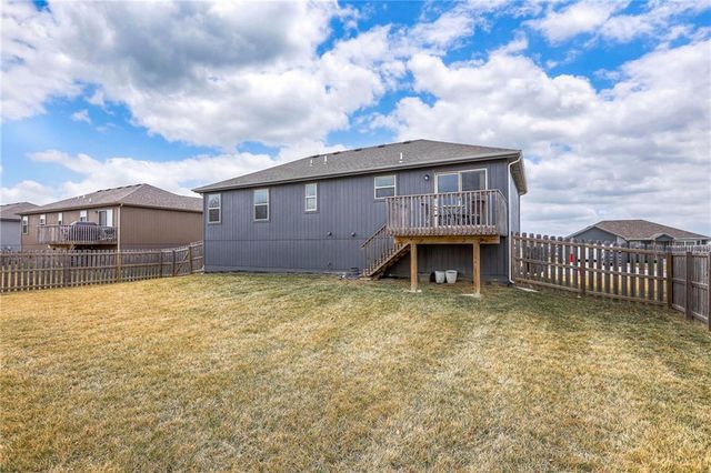 905 Chickadee Drive, Oak Grove, MO 64075