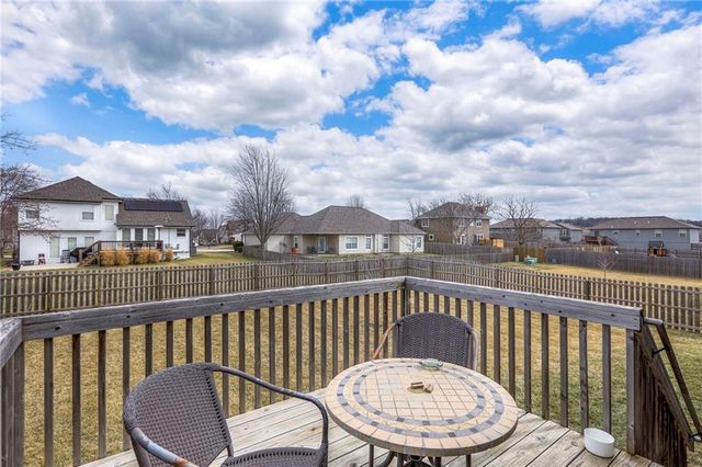 905 Chickadee Drive, Oak Grove, MO 64075