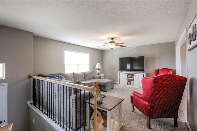 905 Chickadee Drive, Oak Grove, MO 64075