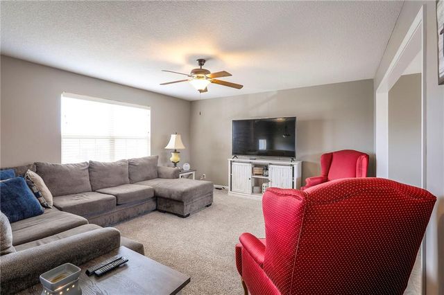 905 Chickadee Drive, Oak Grove, MO 64075