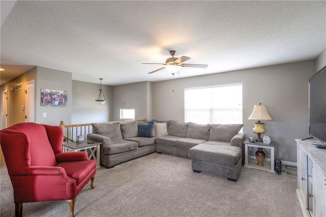 905 Chickadee Drive, Oak Grove, MO 64075