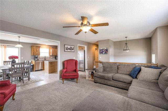 905 Chickadee Drive, Oak Grove, MO 64075