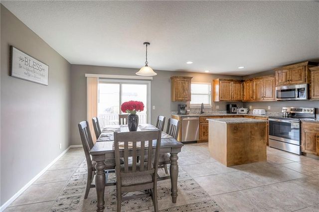 905 Chickadee Drive, Oak Grove, MO 64075