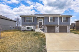 905 Chickadee Drive, Oak Grove, MO 64075