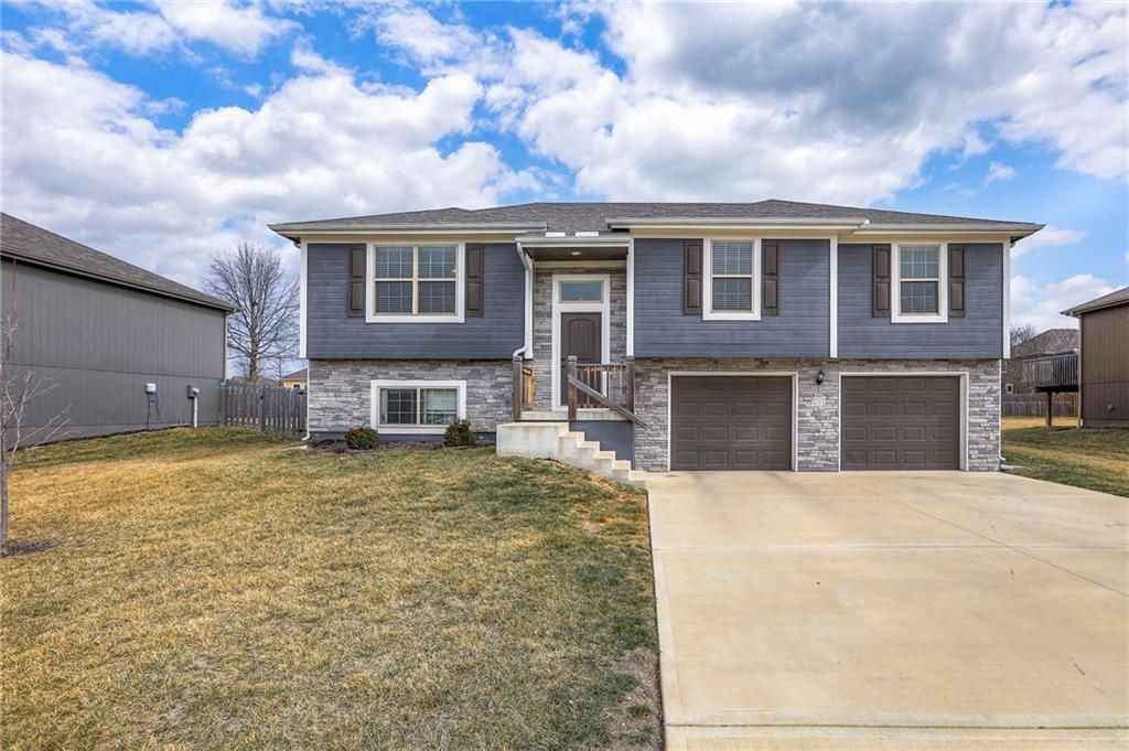 905 Chickadee Drive, Oak Grove, MO 64075