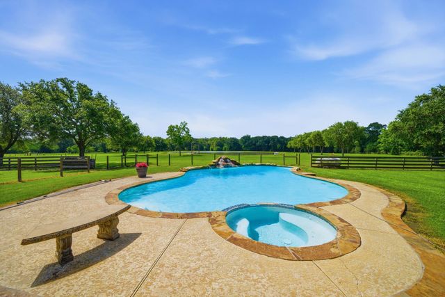 1711 Eagle Nest Acres Drive, Wallis, TX 77485