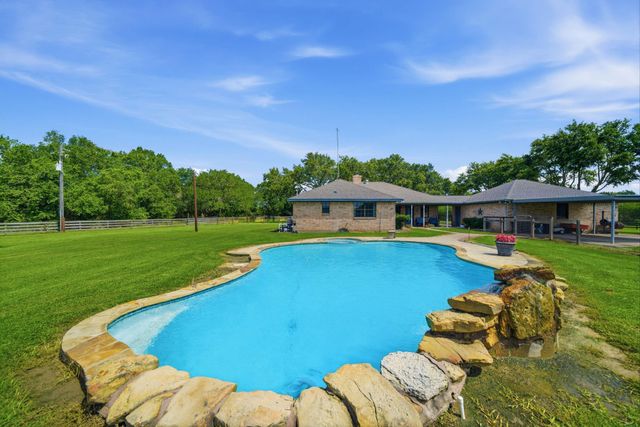 1711 Eagle Nest Acres Drive, Wallis, TX 77485