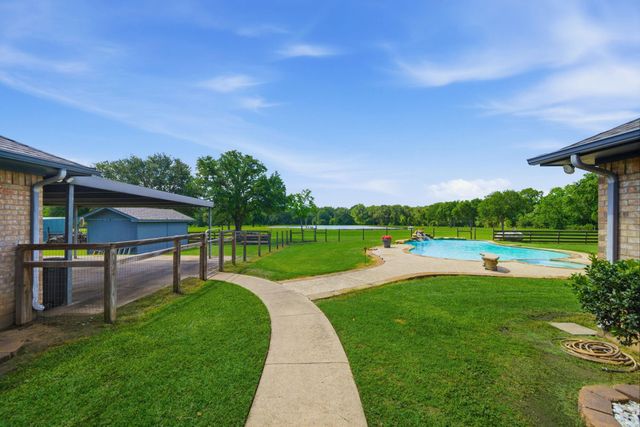 1711 Eagle Nest Acres Drive, Wallis, TX 77485