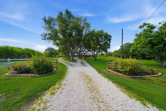 1711 Eagle Nest Acres Drive, Wallis, TX 77485
