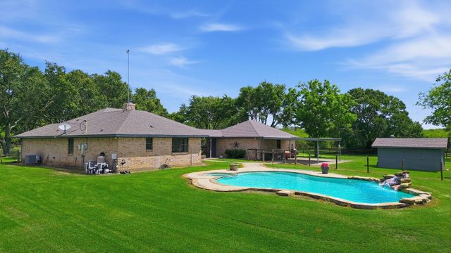 1711 Eagle Nest Acres Drive, Wallis, TX 77485