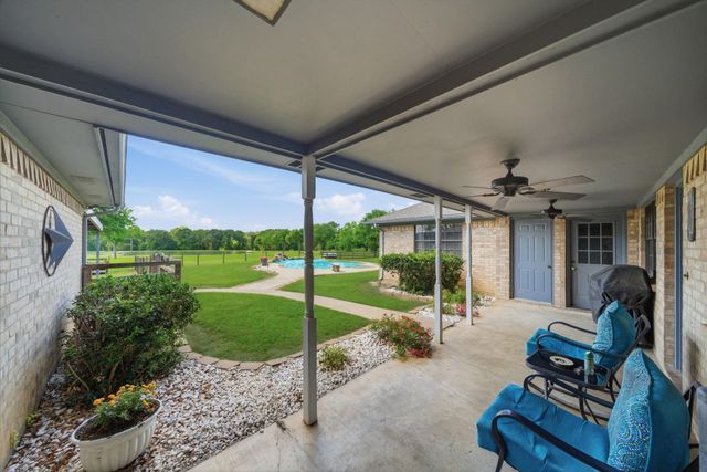 1711 Eagle Nest Acres Drive, Wallis, TX 77485
