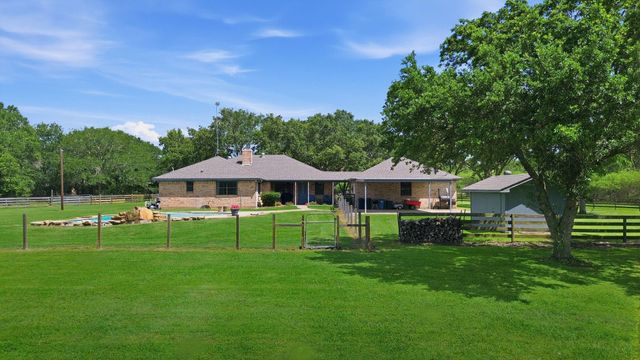 1711 Eagle Nest Acres Drive, Wallis, TX 77485