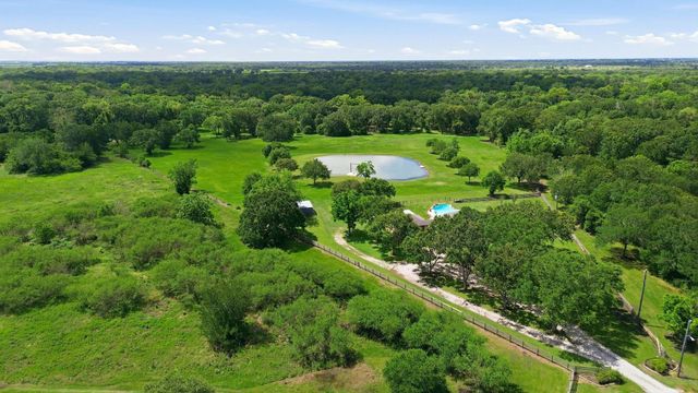 1711 Eagle Nest Acres Drive, Wallis, TX 77485