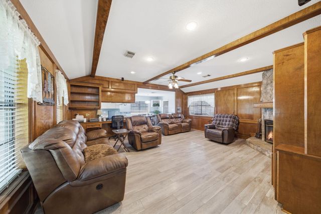 1711 Eagle Nest Acres Drive, Wallis, TX 77485
