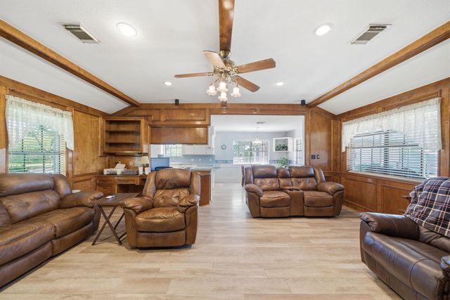 1711 Eagle Nest Acres Drive, Wallis, TX 77485